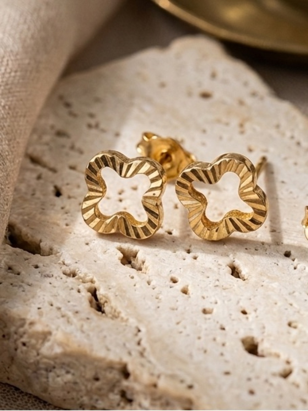 18K Gold Floral Cutout Stud Earrings - Gold